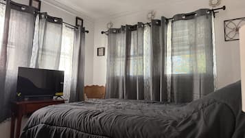 Tabla de planchar con plancha, acceso a internet y ropa de cama