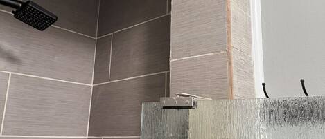 Douche, serviettes fournies, papier toilette