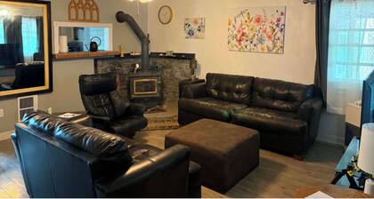 Fantastic 4-bedroom house in quaint Alturas for your getaway Centrally located!!