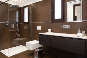 Sèche-cheveux, serviettes fournies, savon, papier toilette