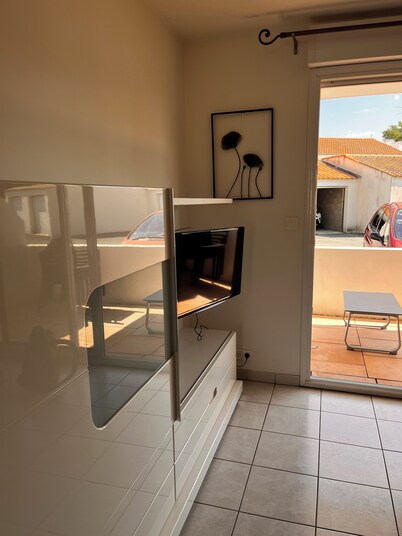 39 m² single-level apartment with a small terrace and a 20 m² private garage