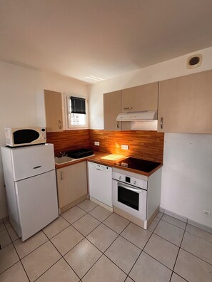 Coffee/tea maker, fridge, microwave, oven