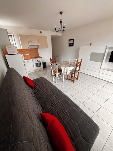 39 m² single-storey apartment with small terrace and detached garage