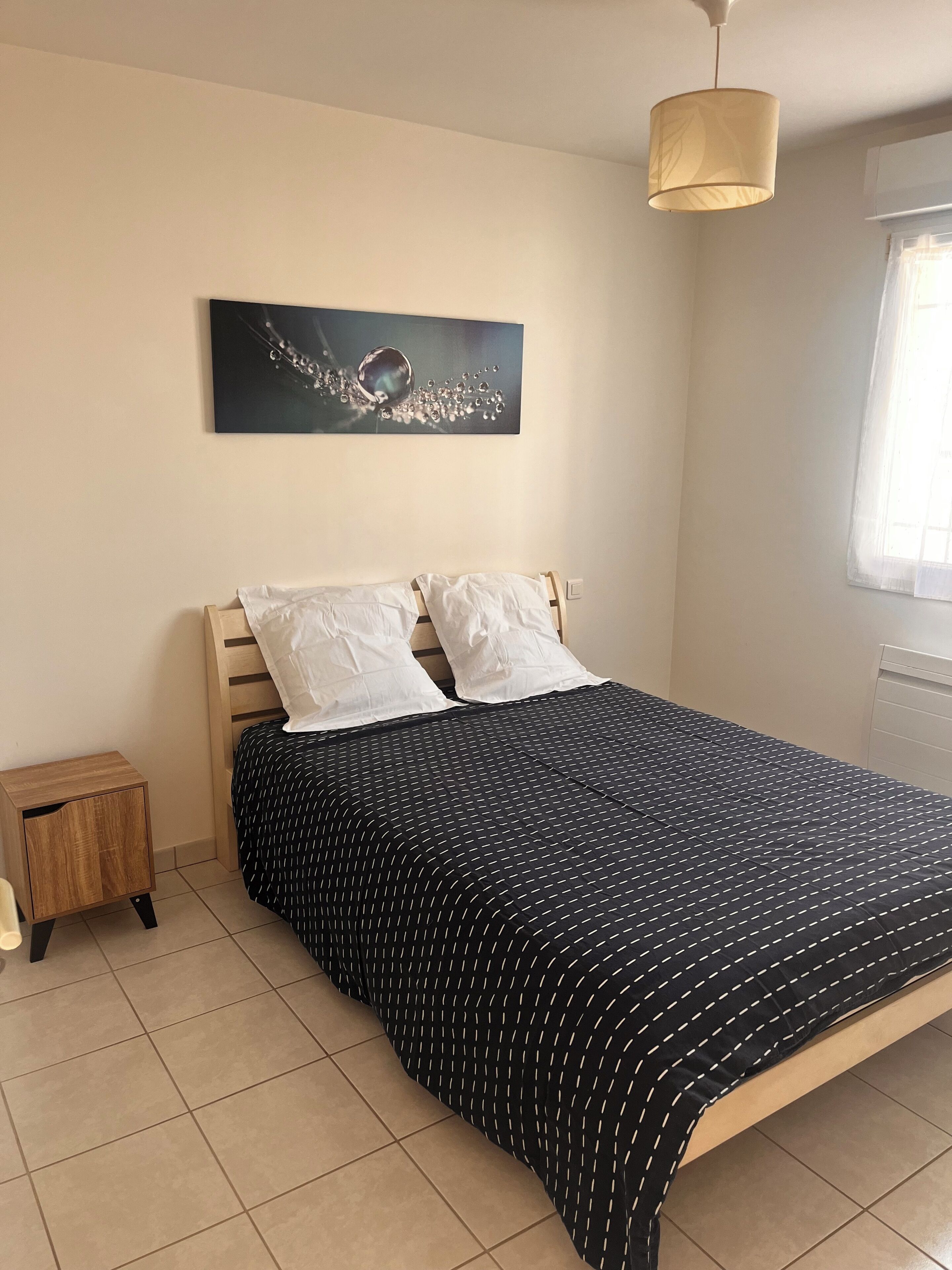 1 bedroom, bed sheets