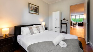 Escritorio, wifi gratis y ropa de cama 