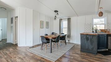 Ferienhaus, eigenes Bad (Basecamp Cottage) | Speisen