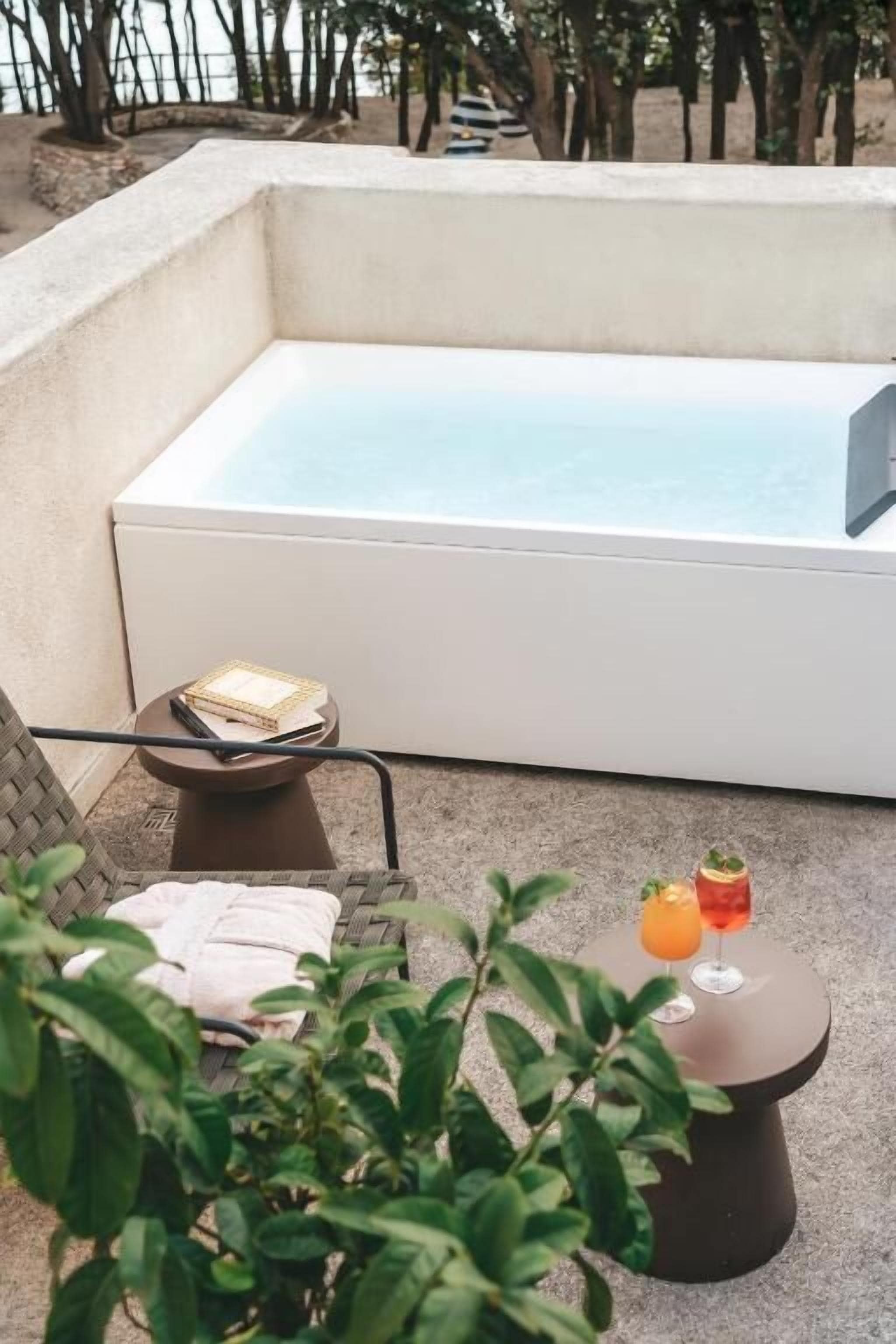 Deluxe Wellness | Bain à remous extérieur