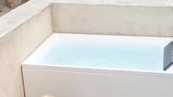 Deluxe Wellness | Bain à remous extérieur