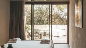 A hotel room with a large bed, a view of the outdoor area, and a sliding glass door. - Casacon Disco hotel Sirolo (Sirolo)