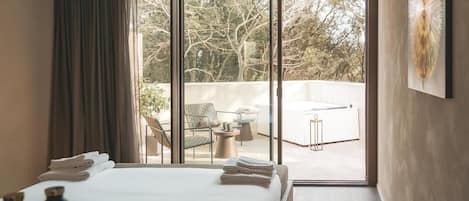 Deluxe Wellness | Premium bedding, pillowtop beds, minibar, in-room safe