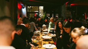 A crowded indoor dining area with tables and people. - Casacon Disco hotel Sirolo (Sirolo)
