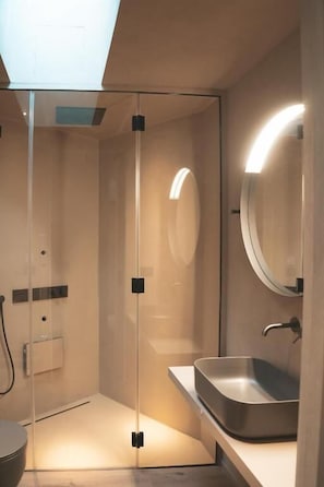 Superior Double Room, Balcony | Bathroom