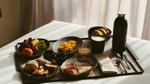 A breakfast tray with various foods and a thermos on a table. - Casacon Disco hotel Sirolo (Sirolo)