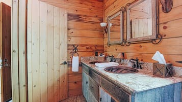 Cabin, Private Bathroom (Bear Tracks Cottage) | Bathroom