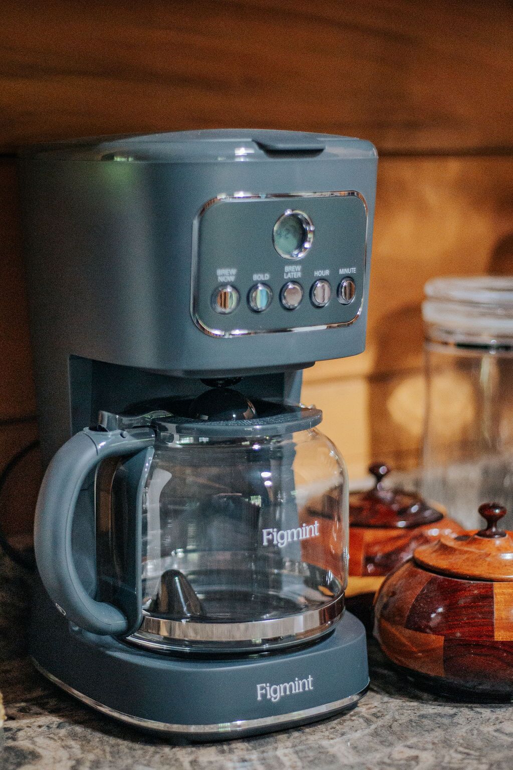 Une machine à café dotée d’un écran numérique et offrant plusieurs options de préparation.