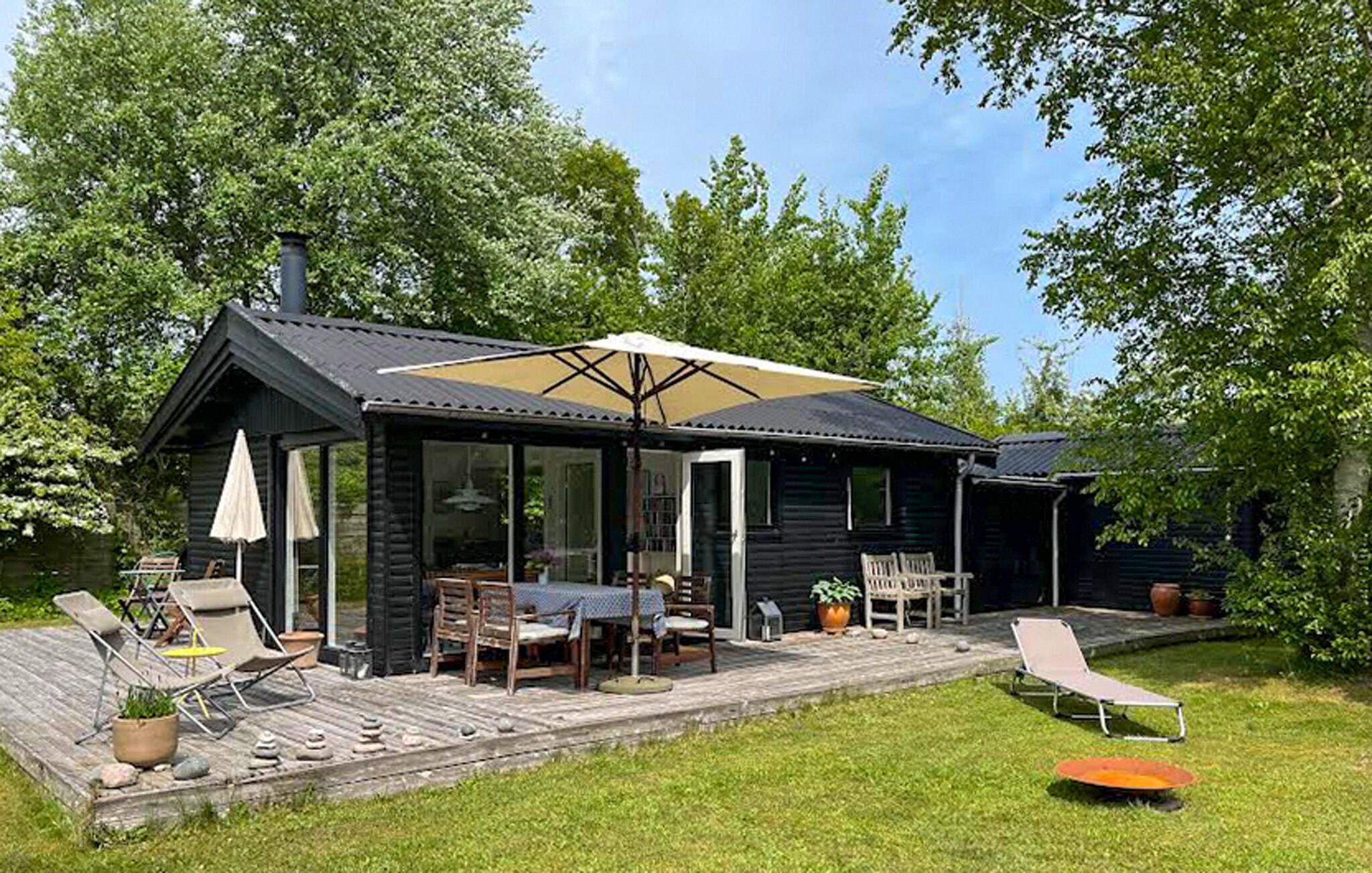 Une cabane dotée d’une terrasse, d’un espace salon extérieur et d’un patio couvert.