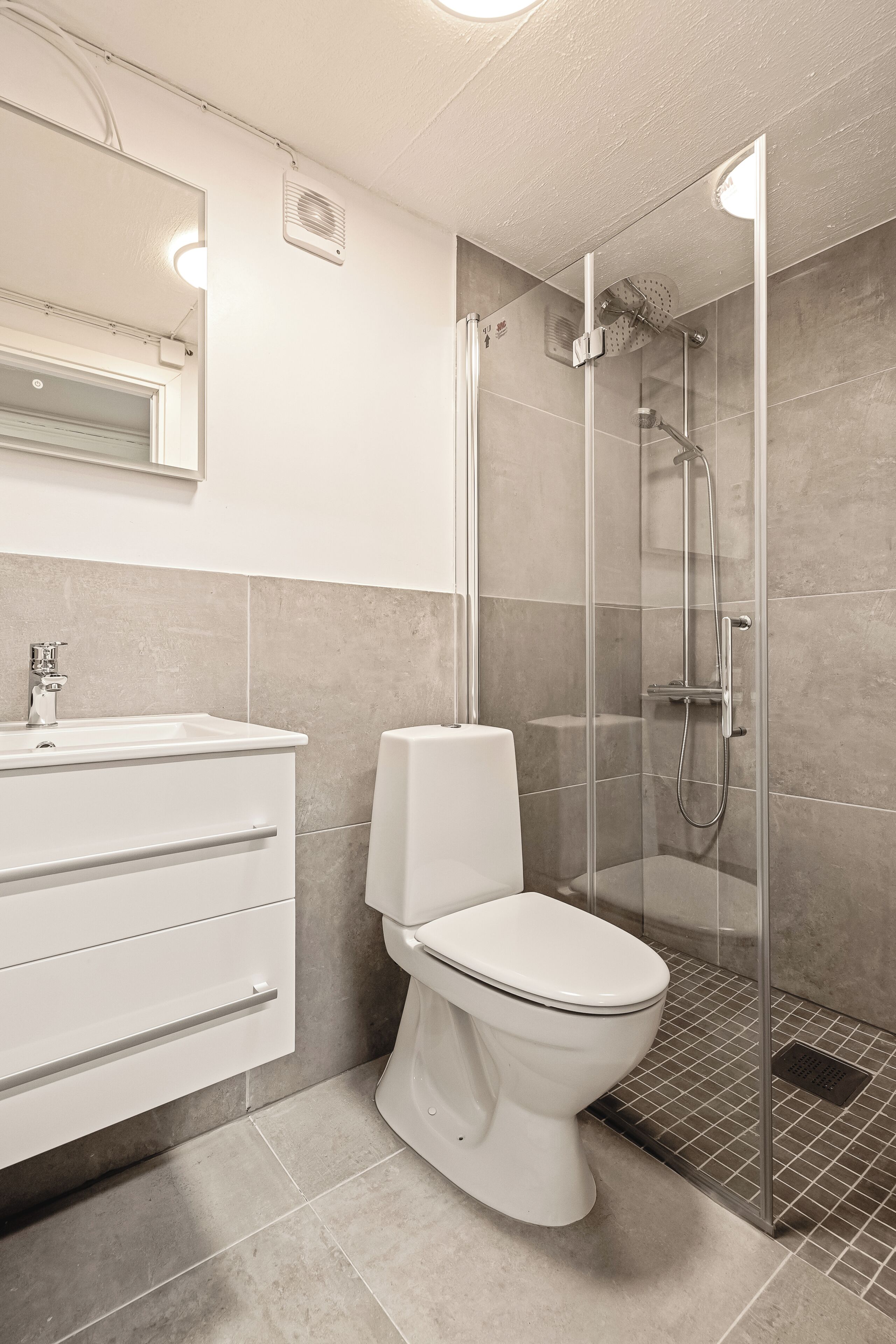 Douche, serviettes fournies, savon, shampoing