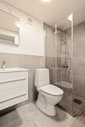 Shower, towels, soap, shampoo - Bergen Guesthouse (Vestland)
