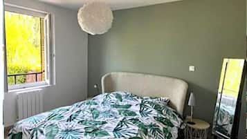 Tabla de planchar con plancha y ropa de cama