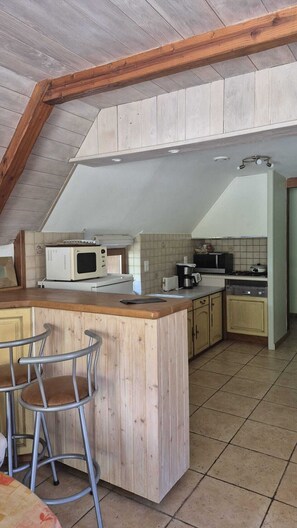 Private kitchen - Quiet gite on a shady plot Near the medieval town of Conques (Espeyrac)