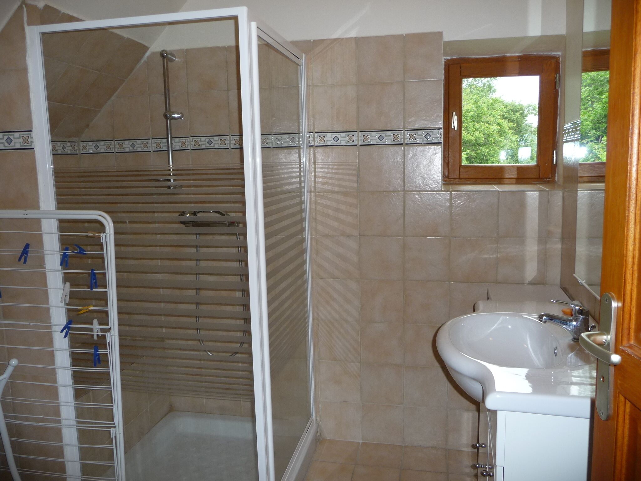 Douche, sèche-cheveux, papier toilette