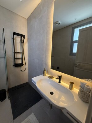 Hair dryer, towels, soap, toilet paper - Luxury one-bed apartment in the heart of New Cairo, serviced by JW Marriott (Cairo Governorate)