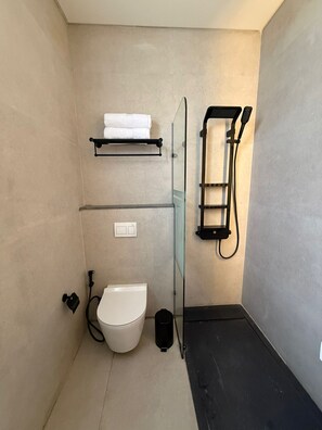 Haartrockner, Handtücher, Seife, Toilettenpapier