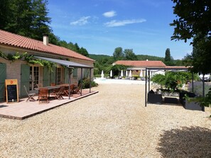 Outdoor dining - La Vergne bed and breakfast, in the heart of the Dordogne countryside (Saint-Martin-des-Combes)