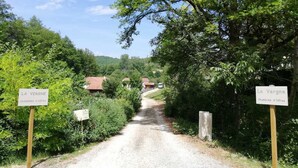 Una strada sterrata che conduce a una zona rurale, con indicazioni per 'La Vergne' e 'Chambres d'hôtes'.
