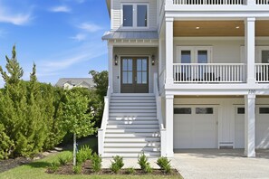Un bâtiment à deux étages doté d’une entrée principale, d’un balcon et d’un garage.