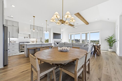 Peregrine Perch #219 - Luxury Retreat with Hot Tub, Elevator & Water Views