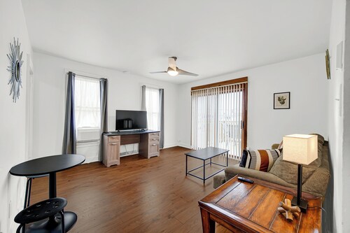 3 Mi to Indiana Dunes NP! Convenient Dtwn Apt
