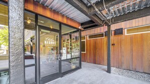 A building with a wooden exterior and a glass entrance. - Dual Chelan Resort Suites: Pool, Hot Tub & Beach (Chelan)