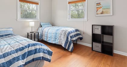 2 Mi to I-88 & Hospital! Extended Naperville Stay
