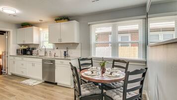 House (4 Bedrooms) | Interior