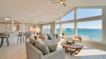 Apartment (3 Bedrooms) | Front of property