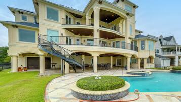 Villa (6 Bedrooms) | Front of property