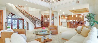 Bayfront Villa w/ Million-dollar Views in Seabrook