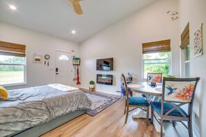 A bedroom with a bed, a desk, chairs, a TV, and a window with blinds. - Tweet Suite - Studio Getaway 7 Mi to Dtwn Tyler (Tyler)