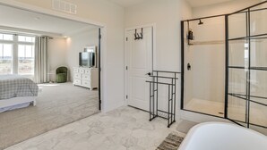 Quarto com cama, escrivaninha, cadeira, televisão e closet espaçoso.
