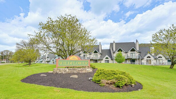 Zona residencial con un cartel que dice 'Wildflower'.