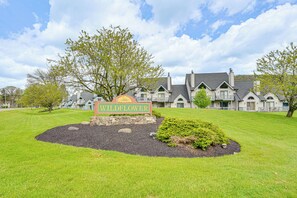 Uma área residencial com uma placa que diz 'Wildflower'.