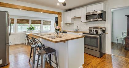 < 1 Mi to Sand! Updated Cottage w/ Yard in Niantic