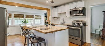 < 1 Mi to Sand! Updated Cottage w/ Yard in Niantic