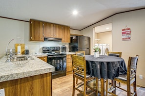 House (3 Bedrooms) | Interior