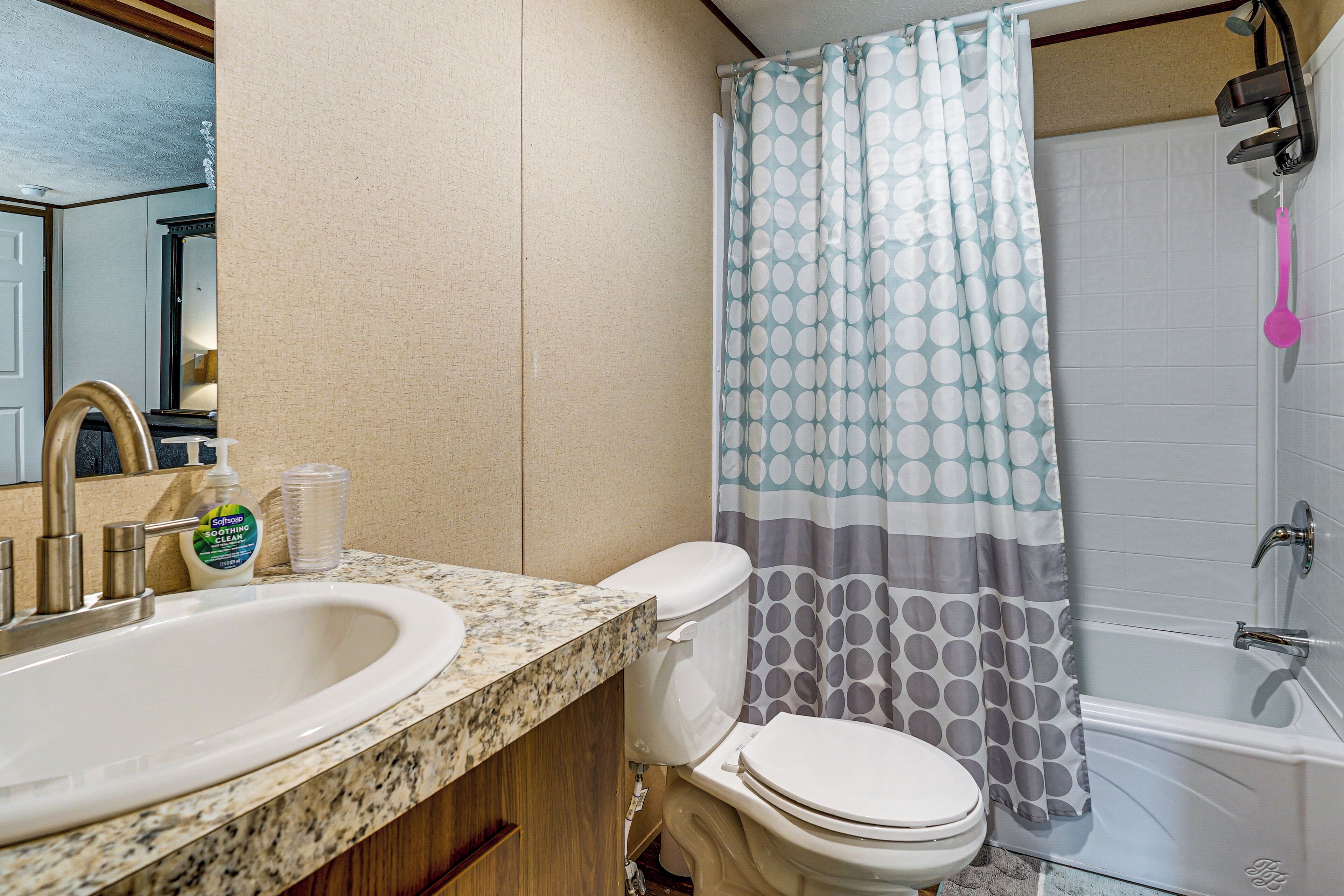 Ein Badezimmer mit Waschbecken, Toilette und Badewanne.