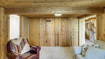 House (5 Bedrooms) | Interior
