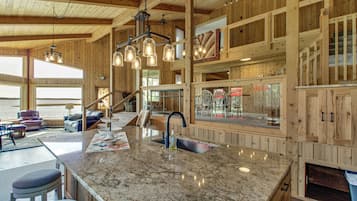 House (5 Bedrooms) | Interior