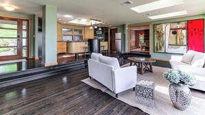 Un interior moderno con cocina, comedor y sala de estar.