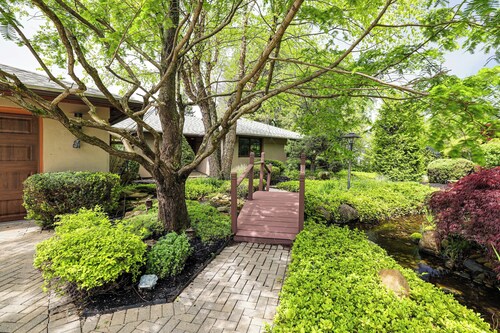 Zen Escape Overlooking Lake Erie: Deck, Gardens